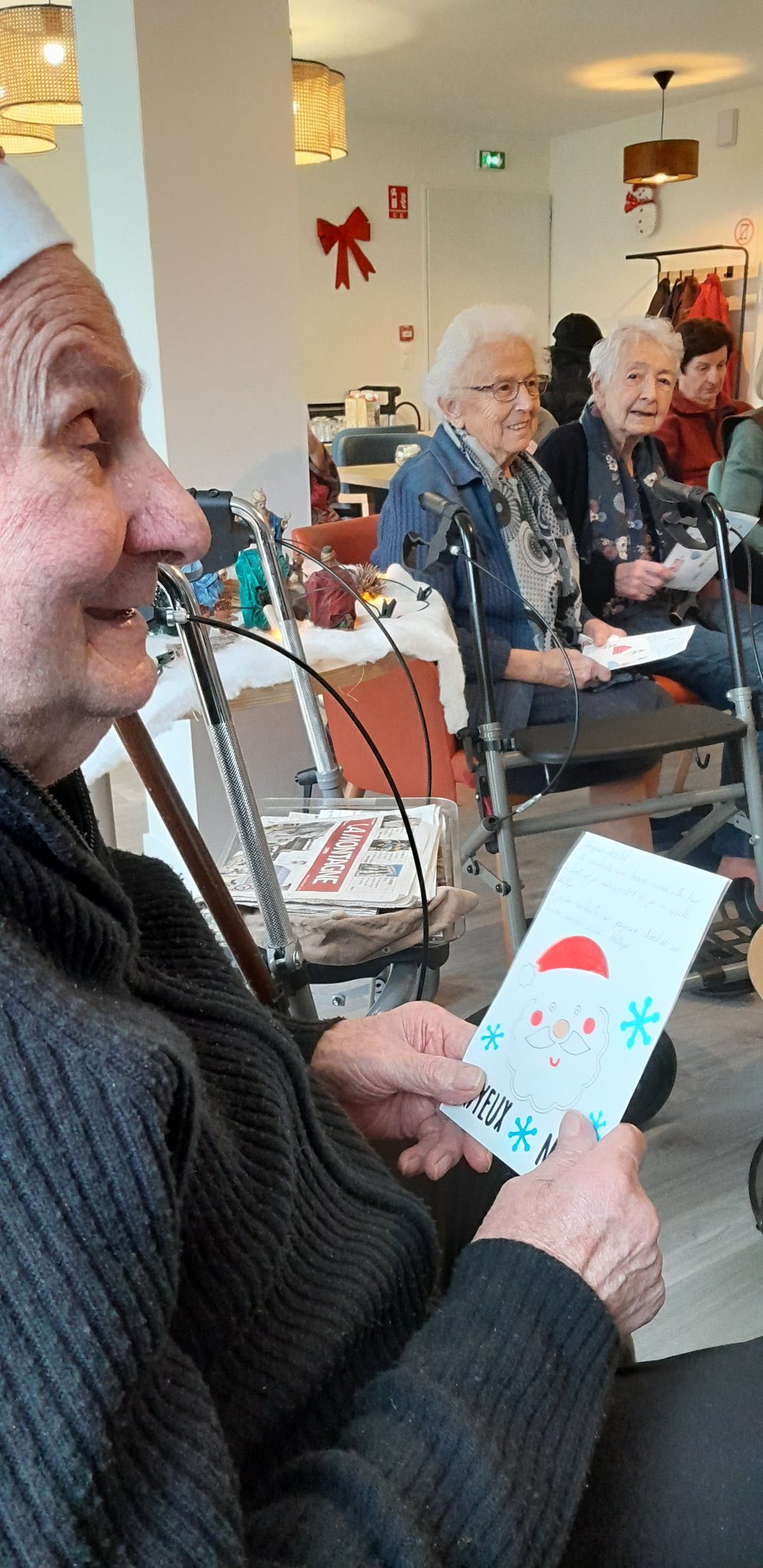 À l’approche des fêtes, La Résidence s’est illuminée d’un moment aussi simple que précieux. Les enfants du centre de loisirs sont venus rendre visite aux résidents pour partager un instant de douceur et de convivialité.