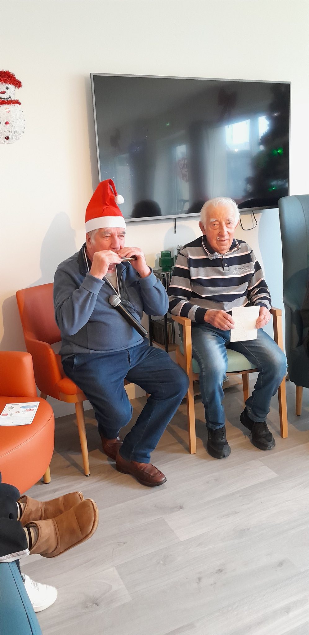 À l’approche des fêtes, La Résidence s’est illuminée d’un moment aussi simple que précieux. Les enfants du centre de loisirs sont venus rendre visite aux résidents pour partager un instant de douceur et de convivialité.