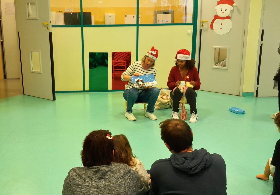 La magie de Noël s'installe place de l'Église ! La Boîte aux Lettres du Père Noël est officiellement ouverte et attend les vœux de nos jeunes Flégeolois.