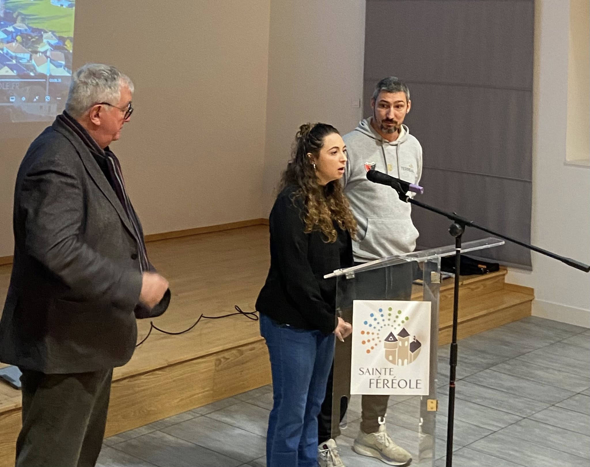 Ce samedi soir, la salle du temps libre a été le théâtre d’un moment particulièrement convivial de présentations et d’échanges entre de nombreux nouveaux habitants de Sainte-Fereole installés depuis janvier 2024, ayant répondu à l’invitation de Monsieur le Maire, Henri Soulier, et du conseil municipal en présence des associations communales.