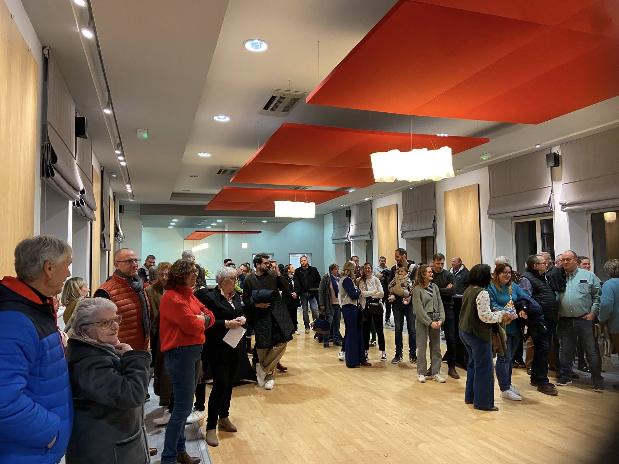 Ce samedi soir, la salle du temps libre a été le théâtre d’un moment particulièrement convivial de présentations et d’échanges entre de nombreux nouveaux habitants de Sainte-Fereole installés depuis janvier 2024, ayant répondu à l’invitation de Monsieur le Maire, Henri Soulier, et du conseil municipal en présence des associations communales.