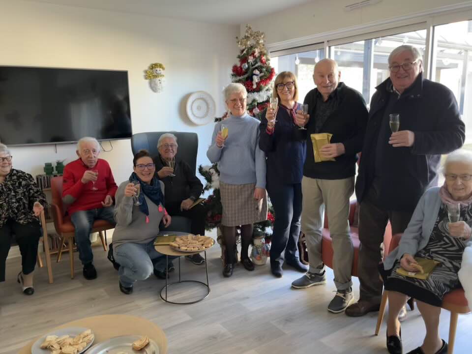 CÉRÉMONIE DES VŒUX À LA RÉSIDENCE À l’occasion de la nouvelle année, Monsieur le Maire, Henri Soulier, accompagné des élus, Bernadette Blanchard et Fabienne Courdurié, et membres du CCAS, se sont rendus à La Résidence pour présenter leurs vœux aux résidents et aux équipes.