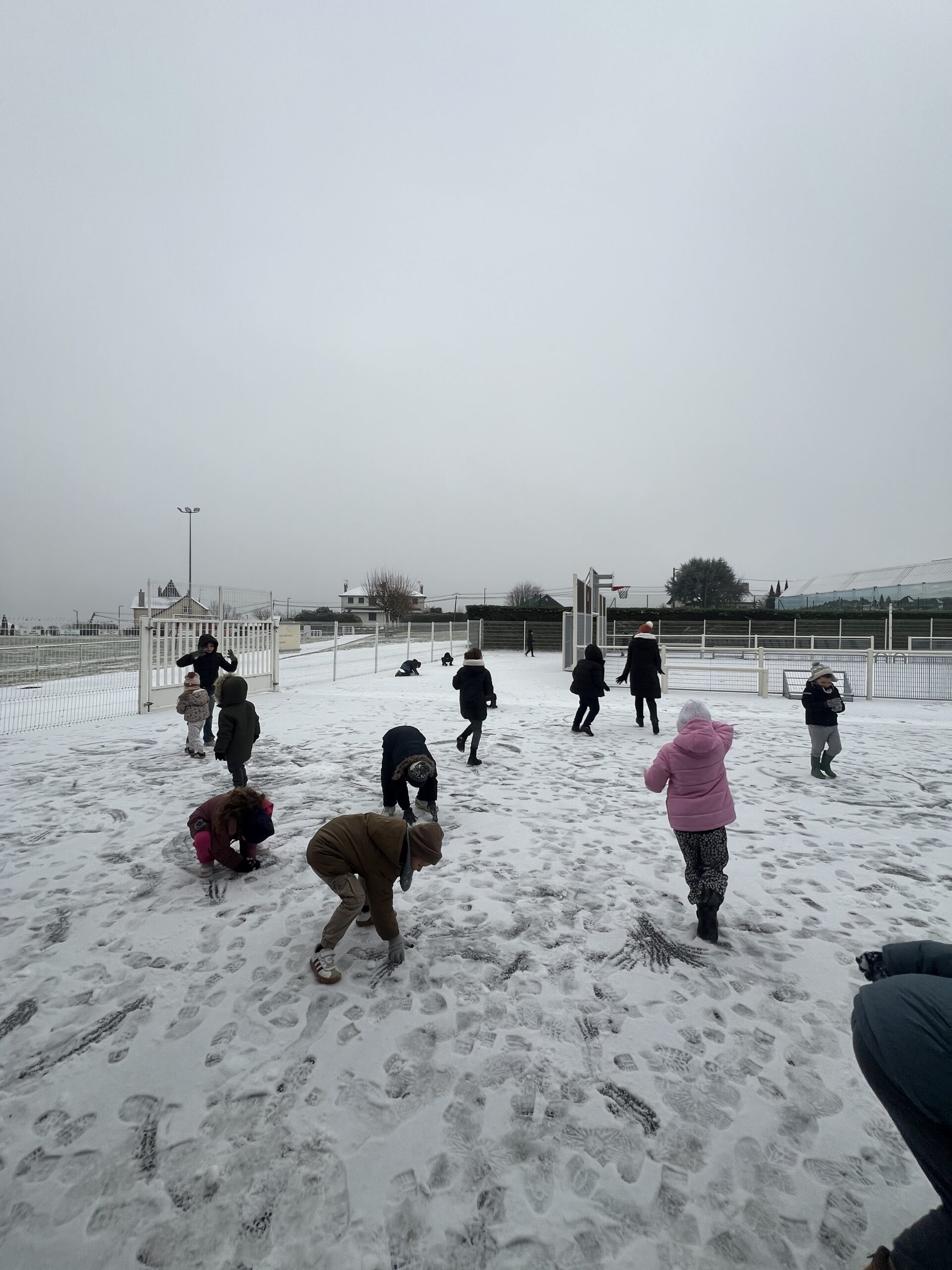 Bien emmitouflés les enfants (et les animatrices) ont profité des chutes de neige de la journée pour se lancer dans une grande bataille de boules de neige!