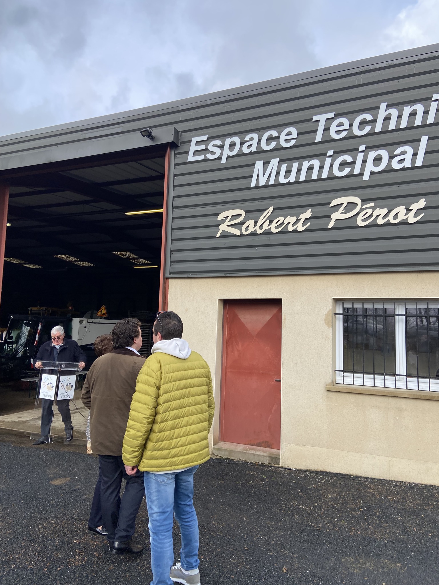 En présence d'Alice, son épouse, de Marc, Myriam et Adrien, des élus municipaux et de tous les personnels des équipes techniques qu'avait accompagnés et encadrés Robert Pérot, Henri Soulier, maire de Sainte-Féréole, a dévoilé la façade de l'espace technique désormais rebaptisé 