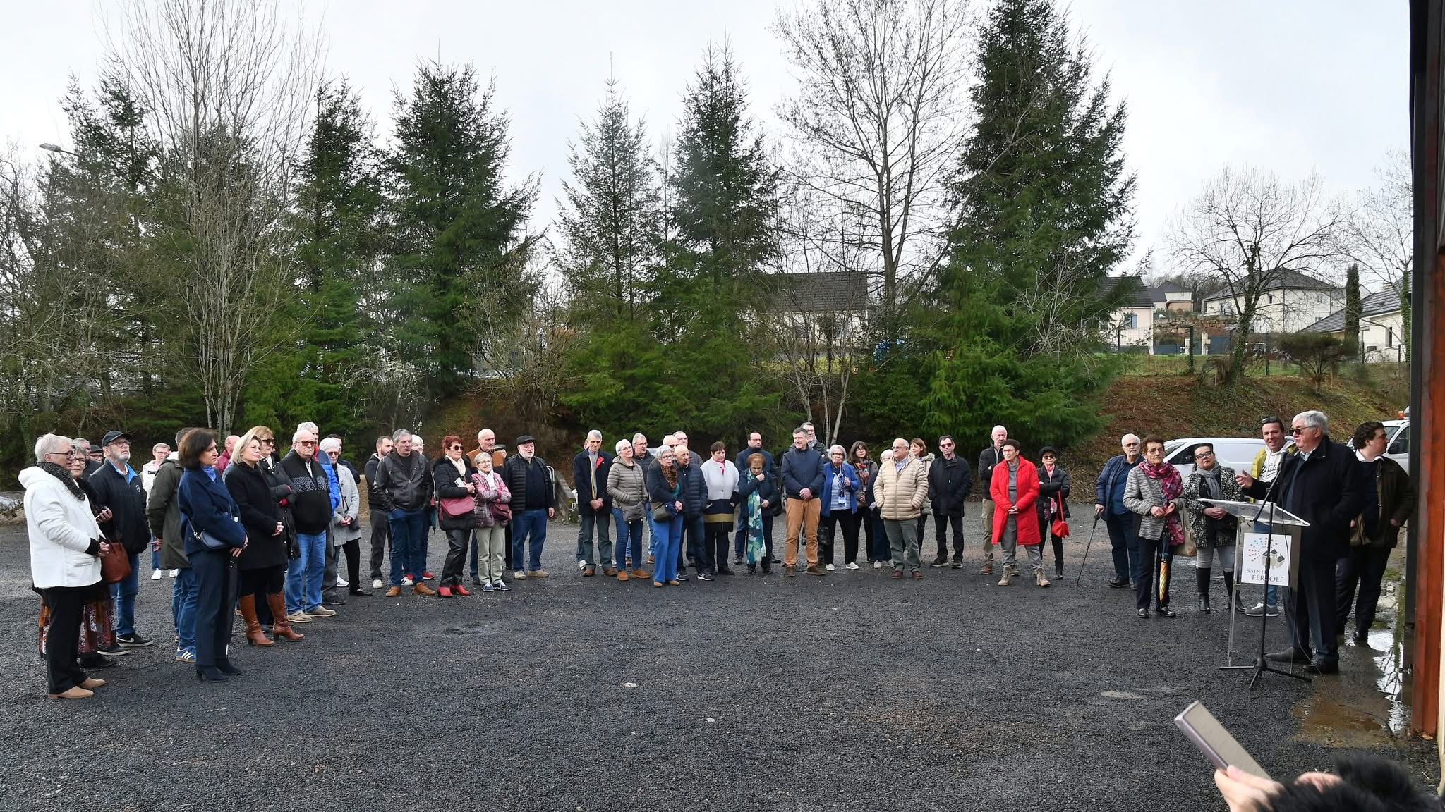 En présence d'Alice, son épouse, de Marc, Myriam et Adrien, des élus municipaux et de tous les personnels des équipes techniques qu'avait accompagnés et encadrés Robert Pérot, Henri Soulier, maire de Sainte-Féréole, a dévoilé la façade de l'espace technique désormais rebaptisé 