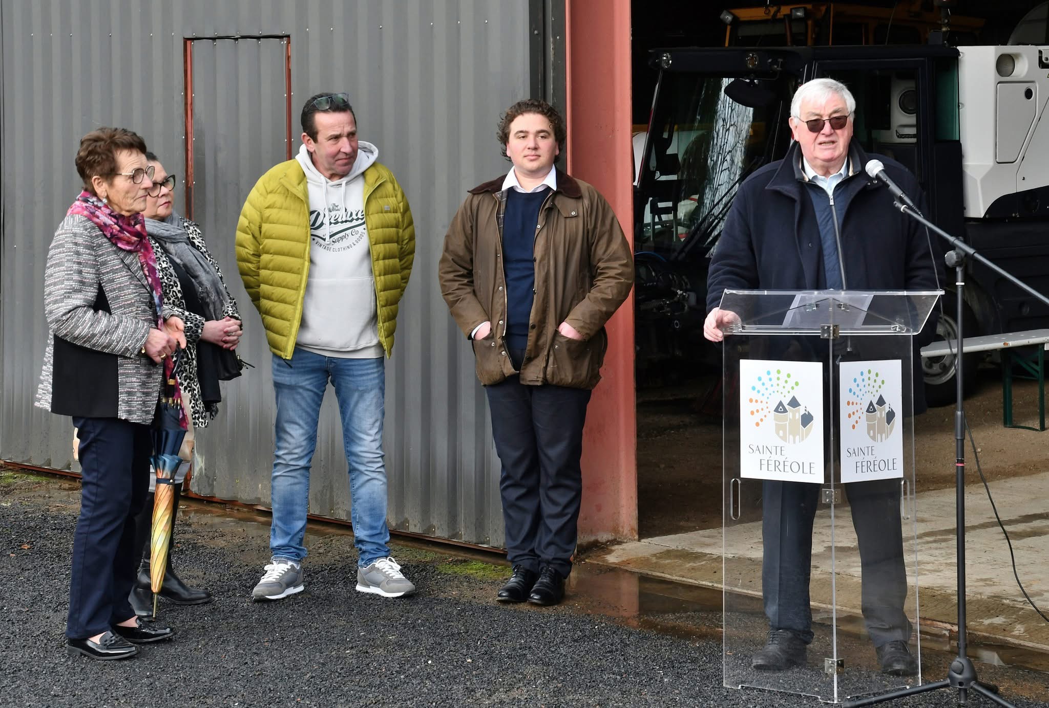 En présence d'Alice, son épouse, de Marc, Myriam et Adrien, des élus municipaux et de tous les personnels des équipes techniques qu'avait accompagnés et encadrés Robert Pérot, Henri Soulier, maire de Sainte-Féréole, a dévoilé la façade de l'espace technique désormais rebaptisé 