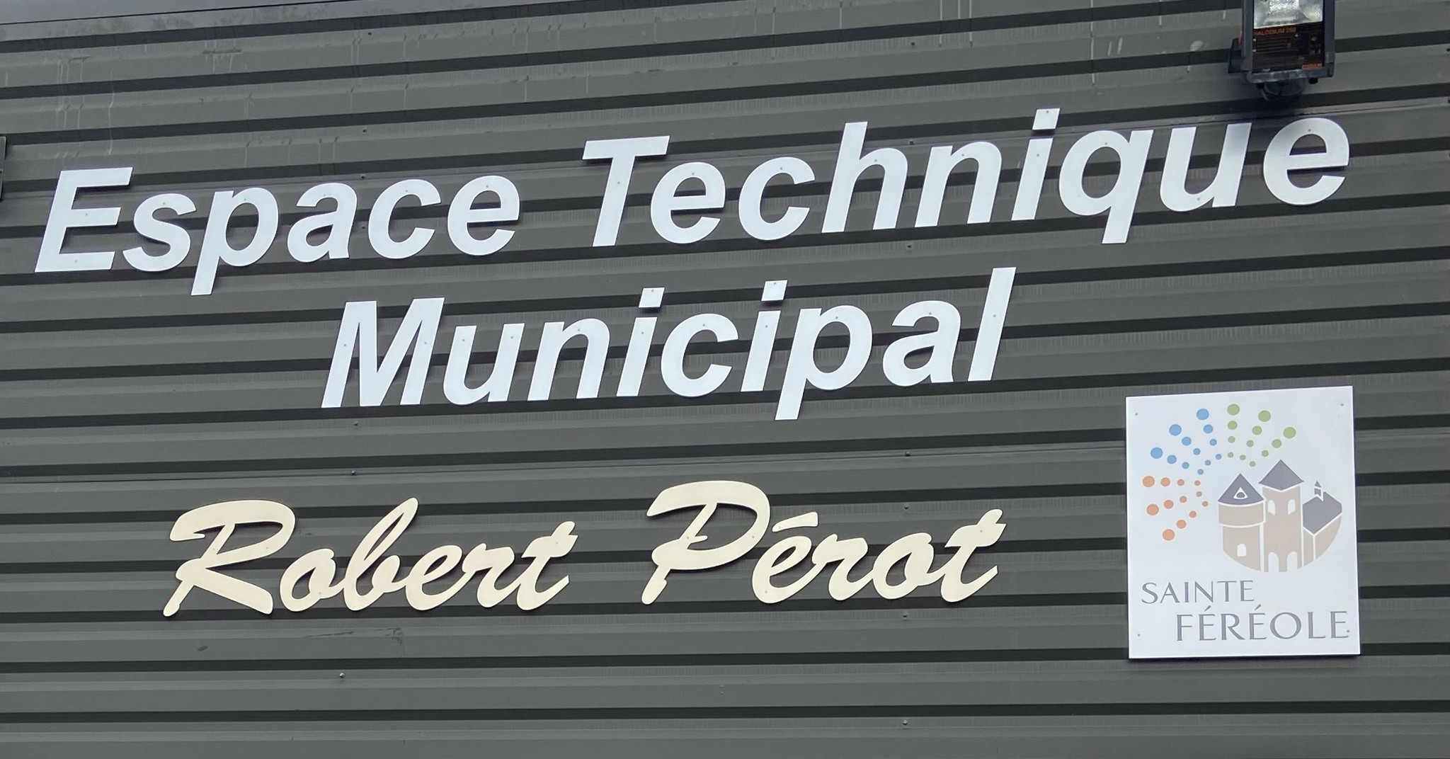 En présence d'Alice, son épouse, de Marc, Myriam et Adrien, des élus municipaux et de tous les personnels des équipes techniques qu'avait accompagnés et encadrés Robert Pérot, Henri Soulier, maire de Sainte-Féréole, a dévoilé la façade de l'espace technique désormais rebaptisé 