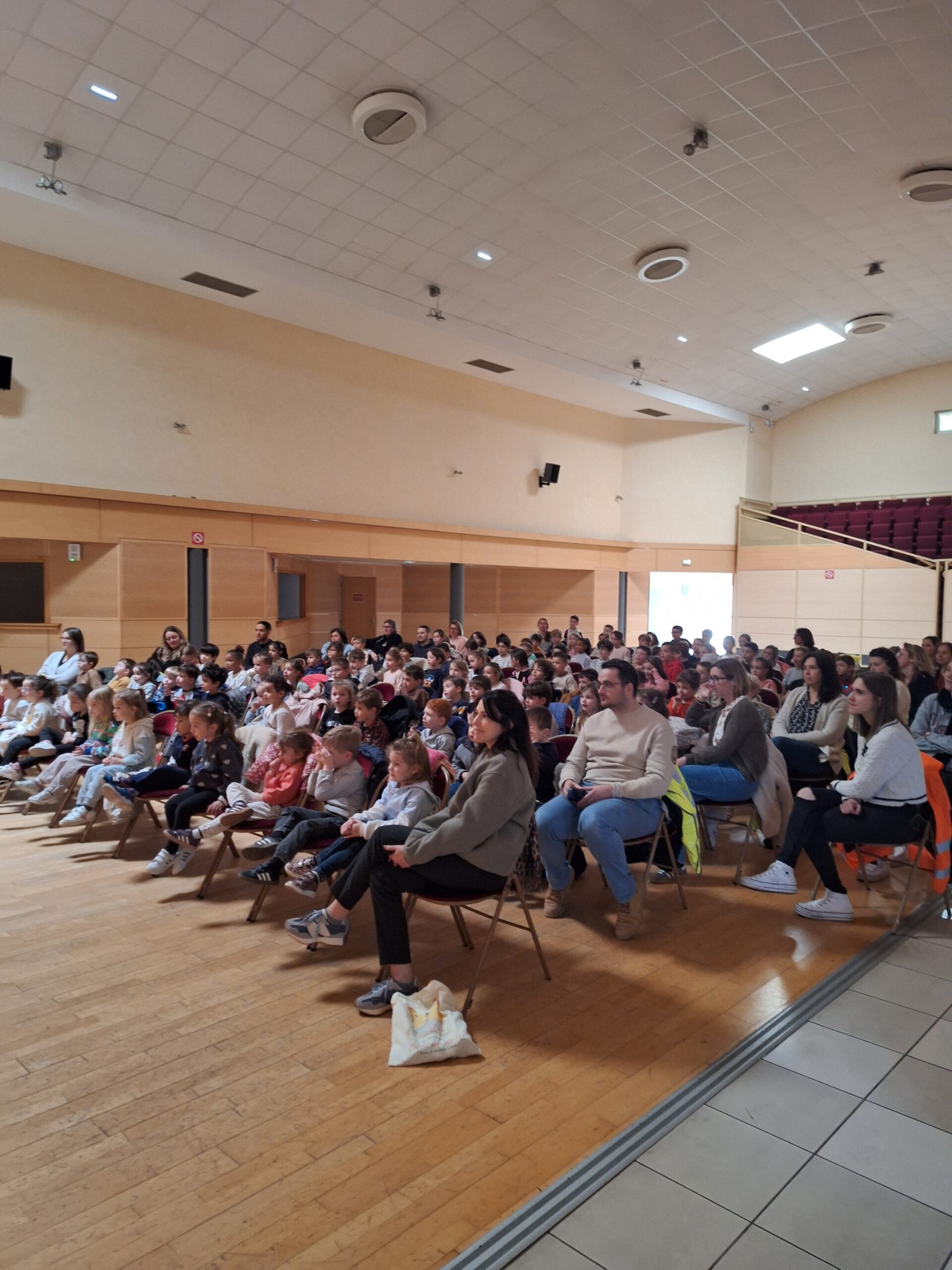 La compagnie Les 3 Chardons a présenté le spectacle « La Petite Indienne » lors d’une représentation spécialement destinée aux enfants du groupe scolaire.