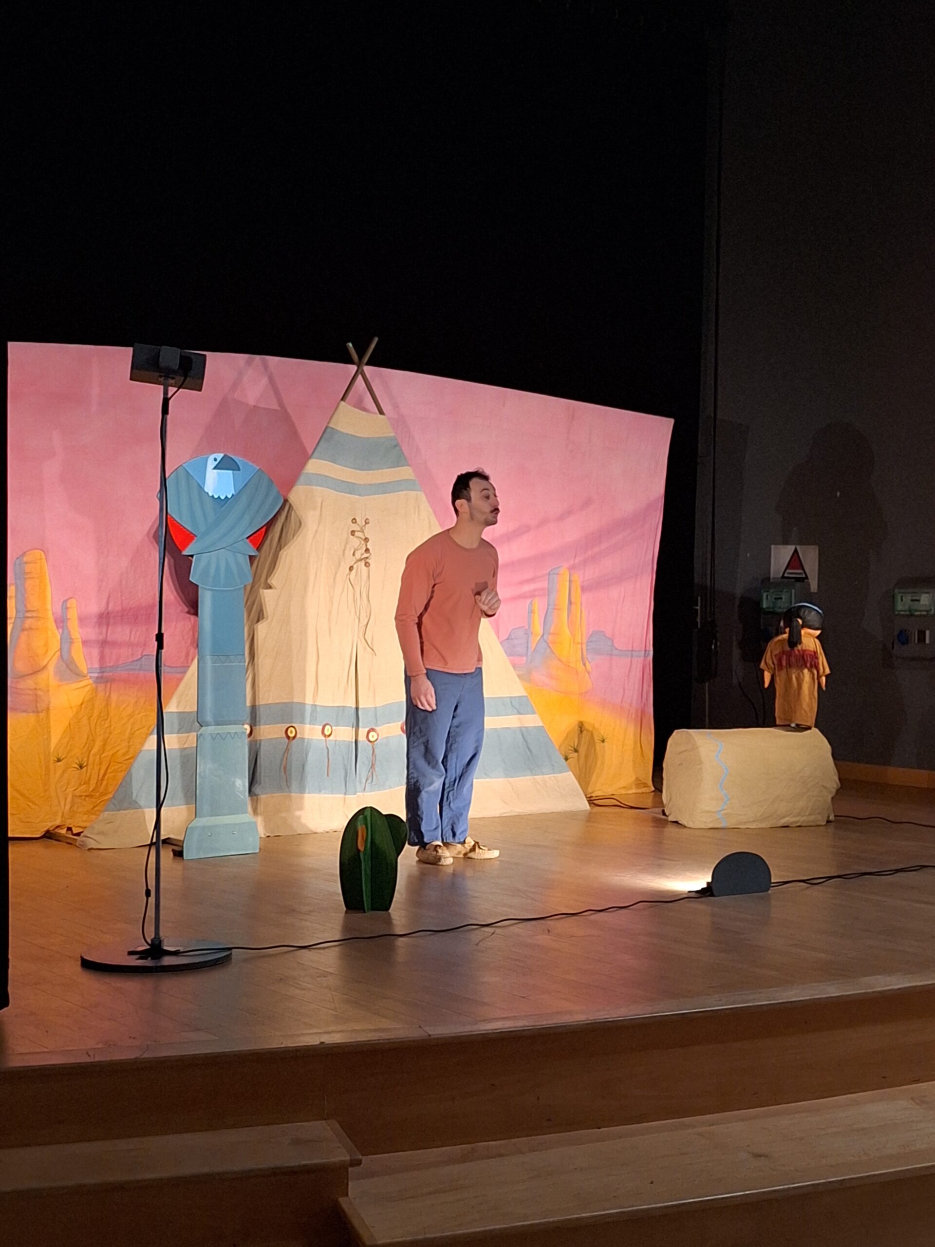 La compagnie Les 3 Chardons a présenté le spectacle « La Petite Indienne » lors d’une représentation spécialement destinée aux enfants du groupe scolaire.