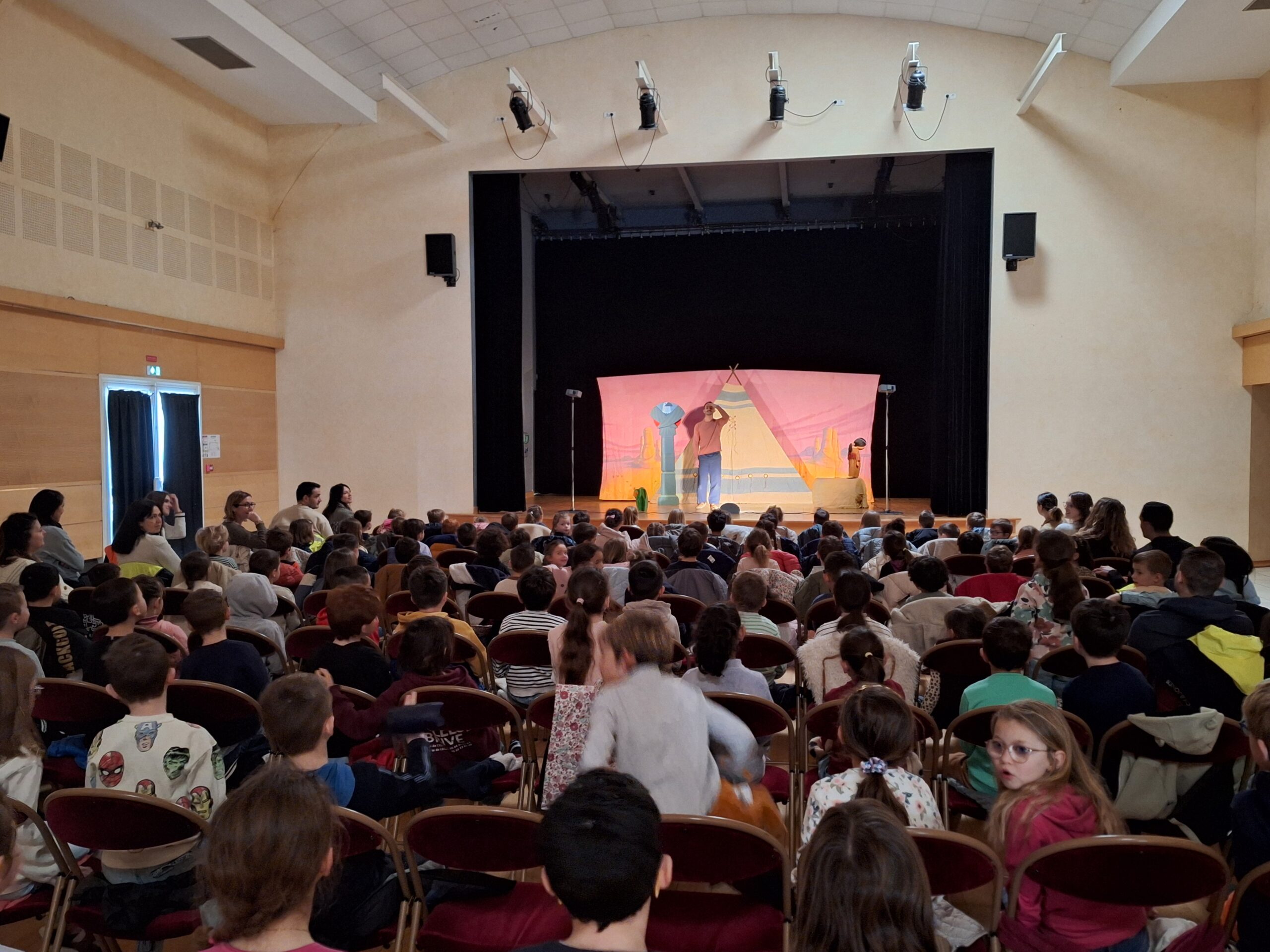 La compagnie Les 3 Chardons a présenté le spectacle « La Petite Indienne » lors d’une représentation spécialement destinée aux enfants du groupe scolaire.