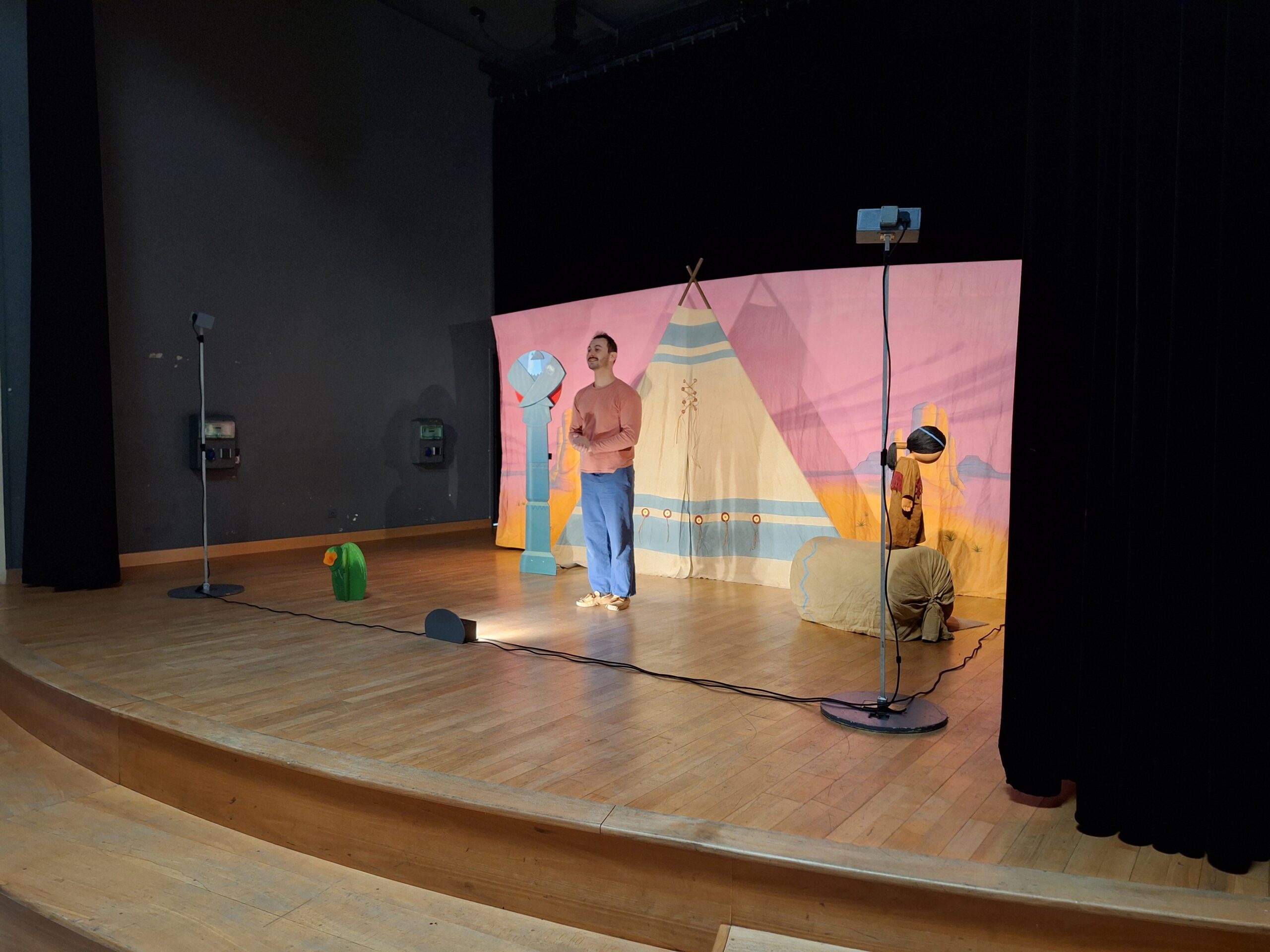 La compagnie Les 3 Chardons a présenté le spectacle « La Petite Indienne » lors d’une représentation spécialement destinée aux enfants du groupe scolaire.