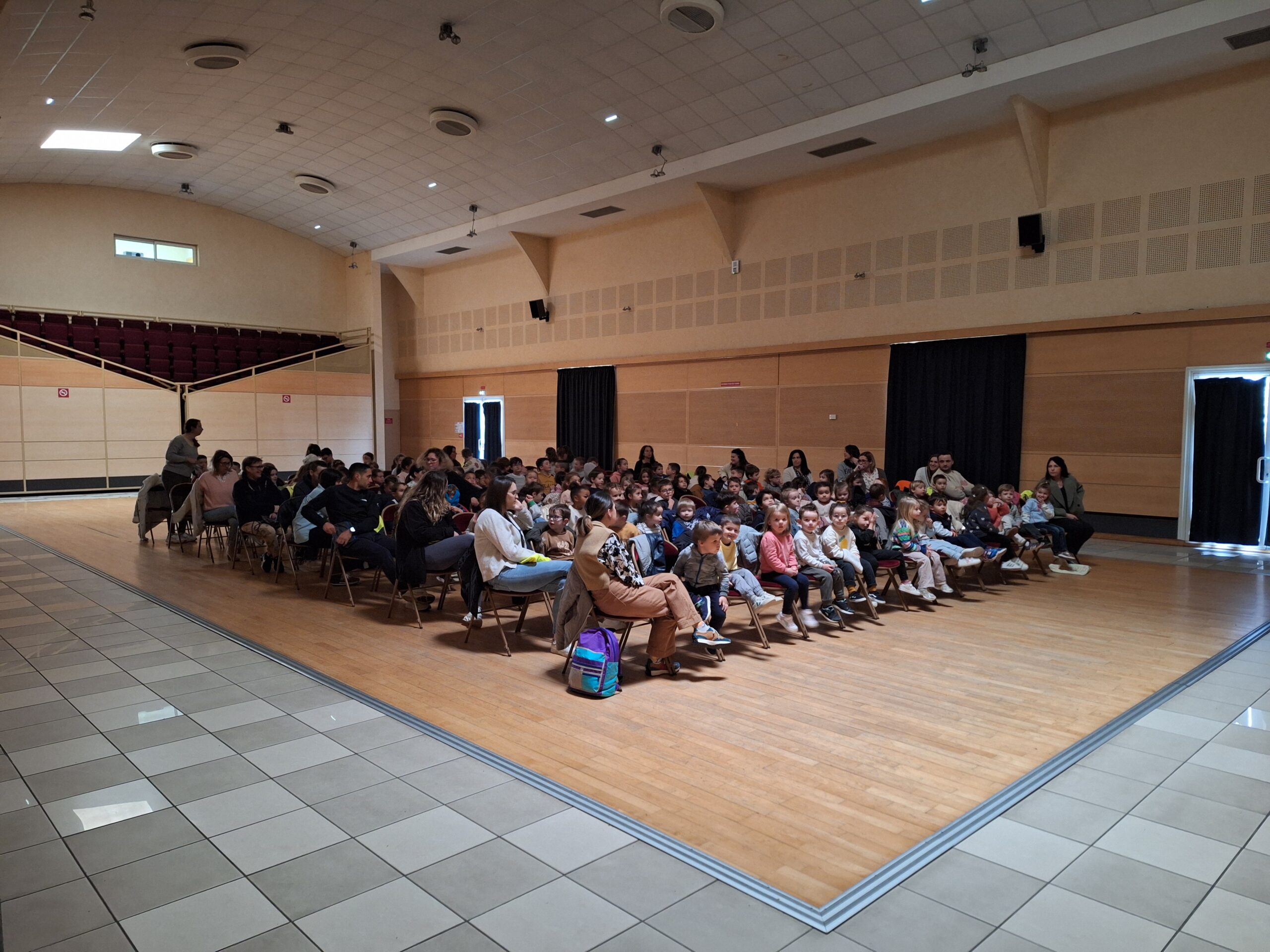 La compagnie Les 3 Chardons a présenté le spectacle « La Petite Indienne » lors d’une représentation spécialement destinée aux enfants du groupe scolaire.