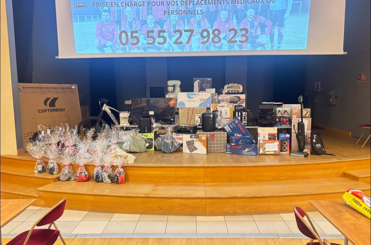 Samedi soir, le loto organisé par le club a rencontré un vif succès, rassemblant de nombreux participants dans une ambiance chaleureuse et conviviale. Les organisateurs tiennent à adresser leurs sincères remerciements à l’ensemble des personnes présentes, venues partager ce moment de rencontre et de solidarité. Leur reconnaissance s’étend également aux élus municipaux, aux associations ainsi qu’aux entreprises qui ont honoré cet événement de leur présence. Un remerciement particulier est adressé à La Rose des Vents pour la qualité de sa prestation, notamment la préparation des crêpes, très appréciées par les participants. La SSSF salue également l’engagement remarquable des bénévoles, dont la mobilisation et le dévouement ont largement contribué à la réussite de cette soirée. Enfin, ils expriment leur gratitude envers les entreprises partenaires pour leur générosité, ayant permis de proposer de nombreux lots de qualité. Fort de ce succès, le club donne d’ores et déjà rendez-vous à tous pour la prochaine édition.