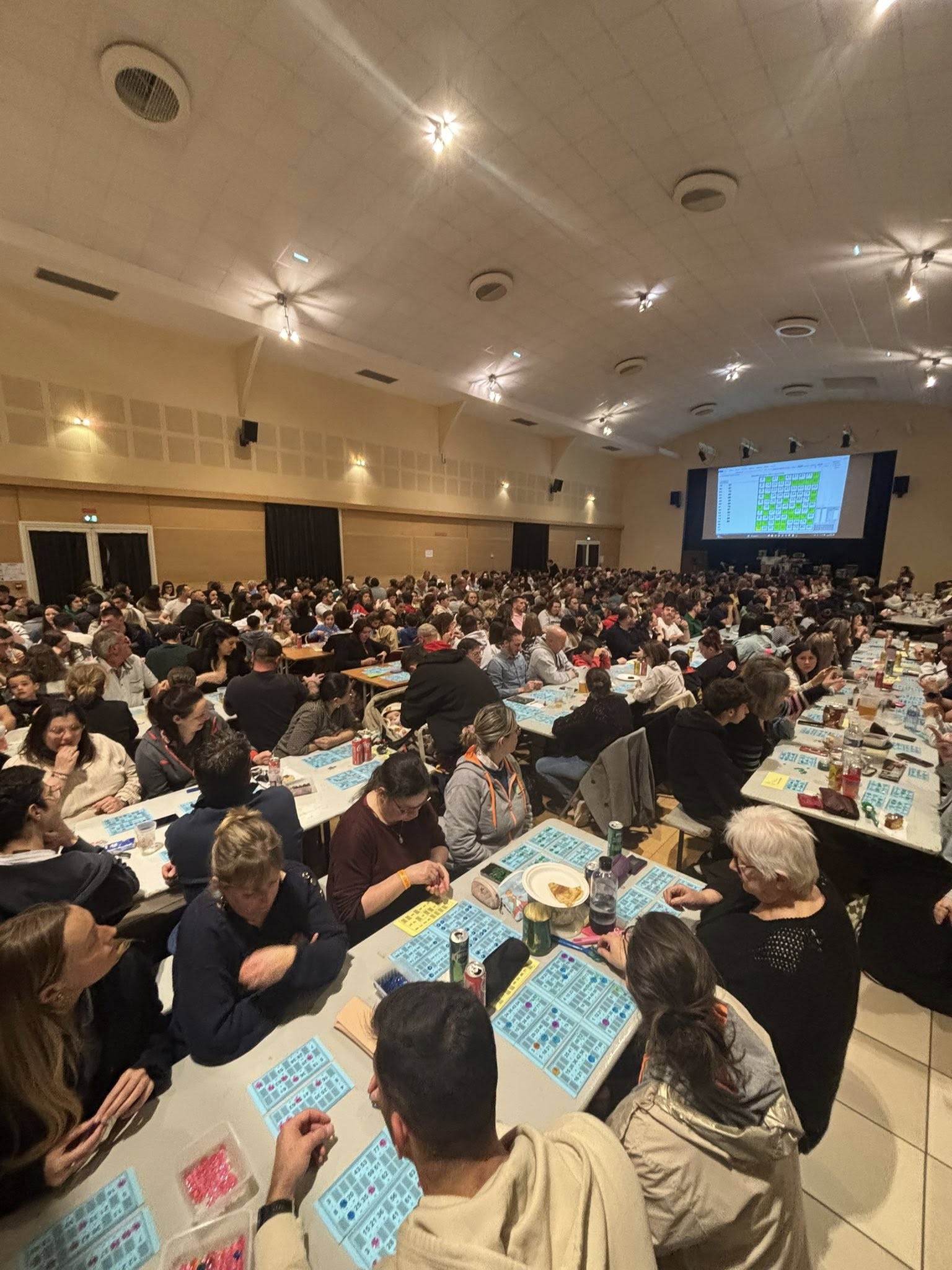 Samedi soir, le loto organisé par le club a rencontré un vif succès, rassemblant de nombreux participants dans une ambiance chaleureuse et conviviale. Les organisateurs tiennent à adresser leurs sincères remerciements à l’ensemble des personnes présentes, venues partager ce moment de rencontre et de solidarité. Leur reconnaissance s’étend également aux élus municipaux, aux associations ainsi qu’aux entreprises qui ont honoré cet événement de leur présence. Un remerciement particulier est adressé à La Rose des Vents pour la qualité de sa prestation, notamment la préparation des crêpes, très appréciées par les participants. La SSSF salue également l’engagement remarquable des bénévoles, dont la mobilisation et le dévouement ont largement contribué à la réussite de cette soirée. Enfin, ils expriment leur gratitude envers les entreprises partenaires pour leur générosité, ayant permis de proposer de nombreux lots de qualité. Fort de ce succès, le club donne d’ores et déjà rendez-vous à tous pour la prochaine édition.