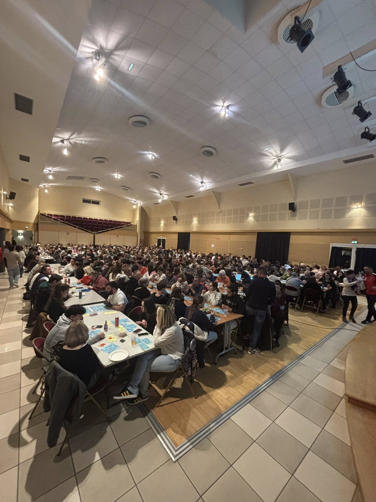 Samedi soir, le loto organisé par le club a rencontré un vif succès, rassemblant de nombreux participants dans une ambiance chaleureuse et conviviale. Les organisateurs tiennent à adresser leurs sincères remerciements à l’ensemble des personnes présentes, venues partager ce moment de rencontre et de solidarité. Leur reconnaissance s’étend également aux élus municipaux, aux associations ainsi qu’aux entreprises qui ont honoré cet événement de leur présence. Un remerciement particulier est adressé à La Rose des Vents pour la qualité de sa prestation, notamment la préparation des crêpes, très appréciées par les participants. La SSSF salue également l’engagement remarquable des bénévoles, dont la mobilisation et le dévouement ont largement contribué à la réussite de cette soirée. Enfin, ils expriment leur gratitude envers les entreprises partenaires pour leur générosité, ayant permis de proposer de nombreux lots de qualité. Fort de ce succès, le club donne d’ores et déjà rendez-vous à tous pour la prochaine édition.