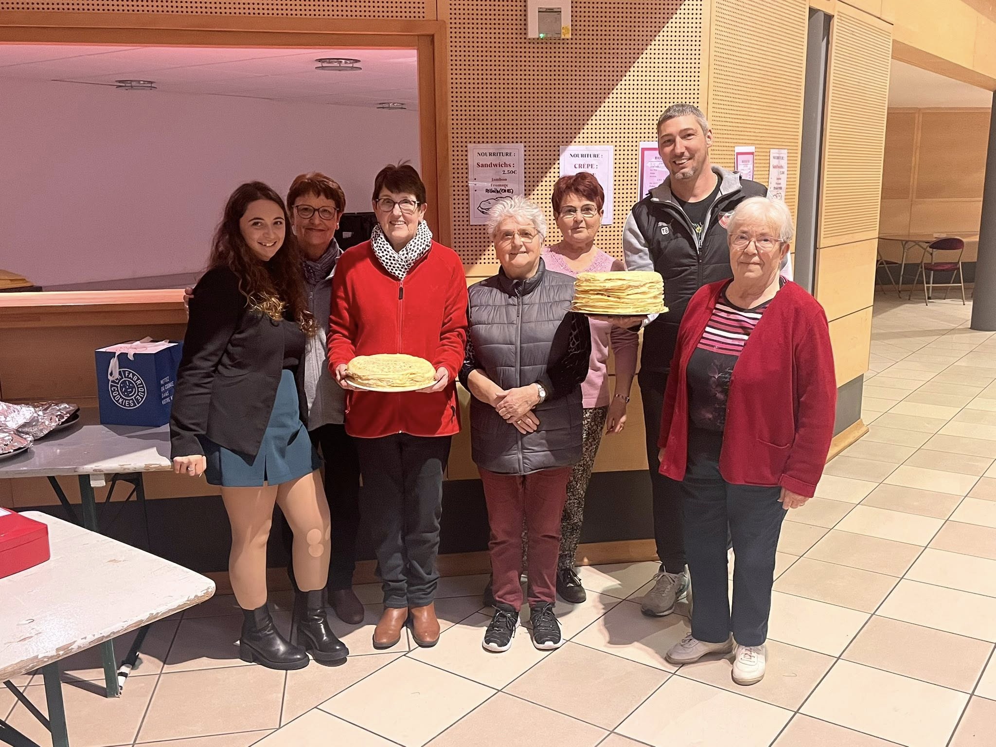 Samedi soir, le loto organisé par le club a rencontré un vif succès, rassemblant de nombreux participants dans une ambiance chaleureuse et conviviale. Les organisateurs tiennent à adresser leurs sincères remerciements à l’ensemble des personnes présentes, venues partager ce moment de rencontre et de solidarité. Leur reconnaissance s’étend également aux élus municipaux, aux associations ainsi qu’aux entreprises qui ont honoré cet événement de leur présence. Un remerciement particulier est adressé à La Rose des Vents pour la qualité de sa prestation, notamment la préparation des crêpes, très appréciées par les participants. La SSSF salue également l’engagement remarquable des bénévoles, dont la mobilisation et le dévouement ont largement contribué à la réussite de cette soirée. Enfin, ils expriment leur gratitude envers les entreprises partenaires pour leur générosité, ayant permis de proposer de nombreux lots de qualité. Fort de ce succès, le club donne d’ores et déjà rendez-vous à tous pour la prochaine édition.