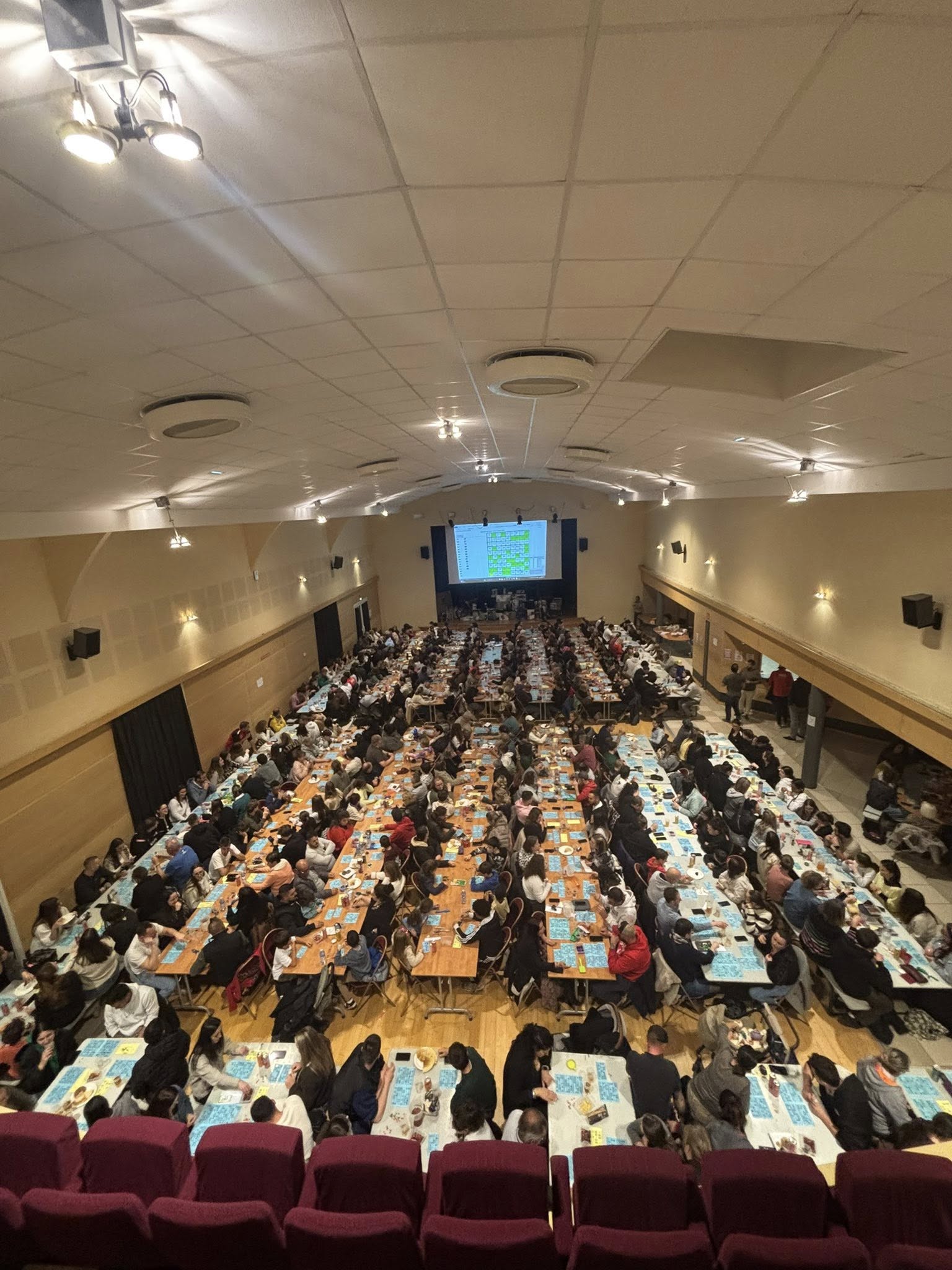 Samedi soir, le loto organisé par le club a rencontré un vif succès, rassemblant de nombreux participants dans une ambiance chaleureuse et conviviale. Les organisateurs tiennent à adresser leurs sincères remerciements à l’ensemble des personnes présentes, venues partager ce moment de rencontre et de solidarité. Leur reconnaissance s’étend également aux élus municipaux, aux associations ainsi qu’aux entreprises qui ont honoré cet événement de leur présence. Un remerciement particulier est adressé à La Rose des Vents pour la qualité de sa prestation, notamment la préparation des crêpes, très appréciées par les participants. La SSSF salue également l’engagement remarquable des bénévoles, dont la mobilisation et le dévouement ont largement contribué à la réussite de cette soirée. Enfin, ils expriment leur gratitude envers les entreprises partenaires pour leur générosité, ayant permis de proposer de nombreux lots de qualité. Fort de ce succès, le club donne d’ores et déjà rendez-vous à tous pour la prochaine édition.