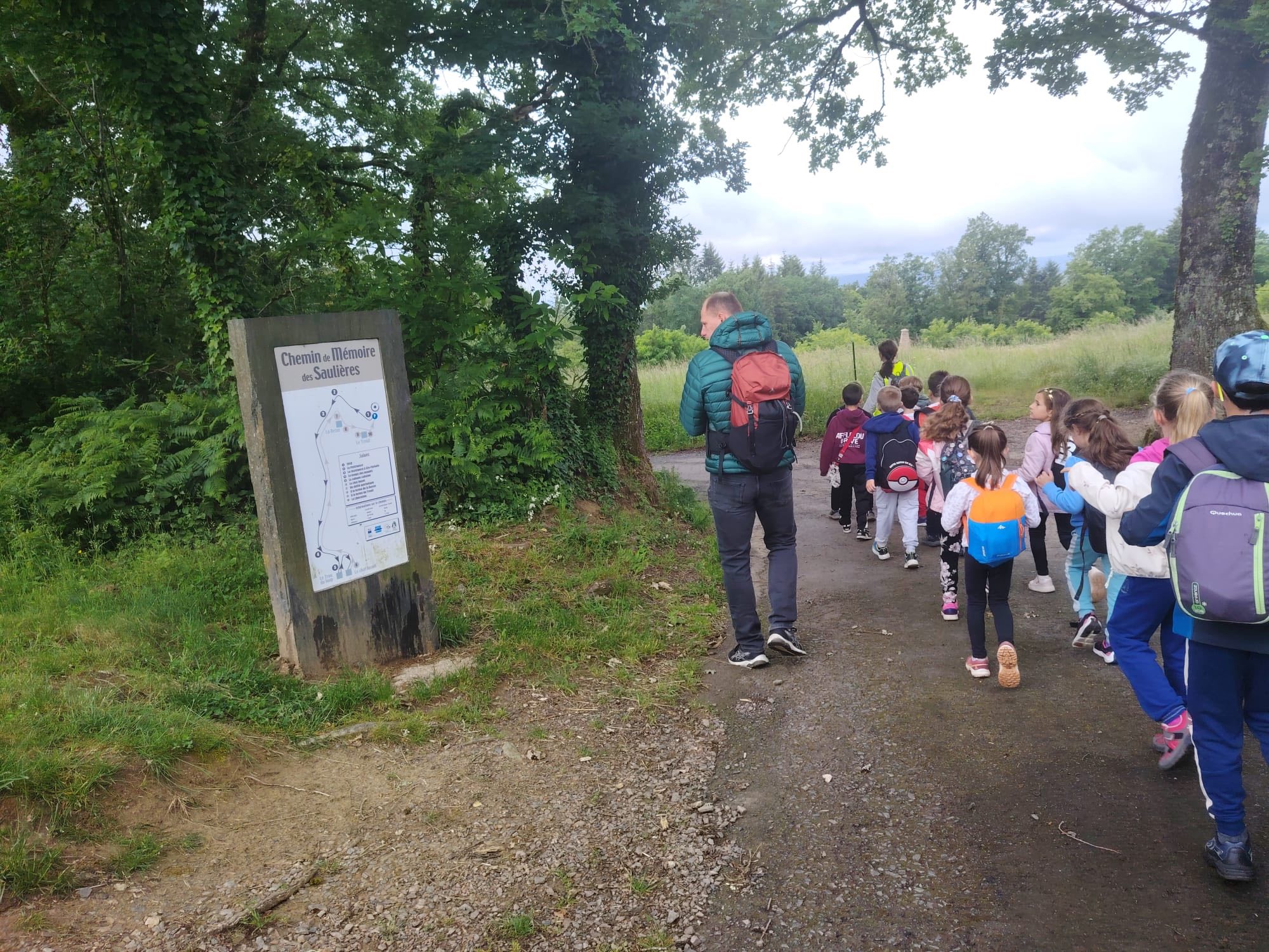 Retour en images sur les randonnées organisées sur la commune au départ du complexe sportif ce lundi et mardi et auxquelles ont participé les enfants des écoles de Sainte-Féréole accompagnés des enseignants et parents d’élèves. (cf. les photos)