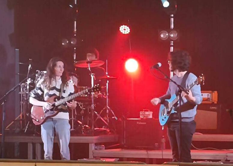 Succès branché sur 100 000 volts pour Rock en mai ! La grande salle du stade a vibré au rythme d'une soirée mémorable, orchestrée par le Comité des fêtes. 