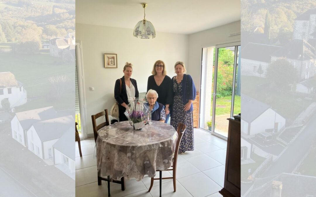 En cette belle journée de Fête des Mères, une fleur a été offerte aux dames locataires de la résidence, de la part de Patricia Buisson, maire, et du conseil municipal de Sainte-Fereole.