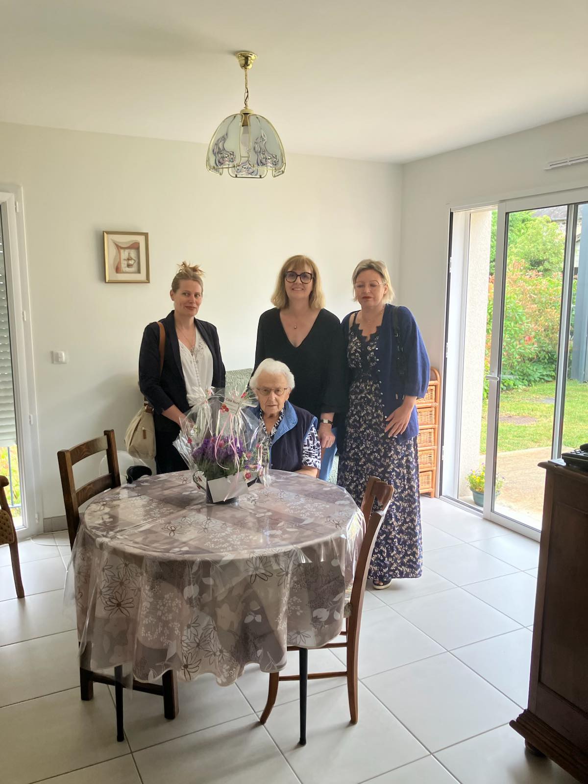 En cette belle journée de Fête des Mères, une fleur a été offerte aux dames locataires de la résidence, de la part de Patricia Buisson, maire, et du conseil municipal de Sainte-Fereole. Remises par Fanny Charlot, Fabienne Courdurié et Carmen Malepeyre, elles ont contribué à un beau moment de partage et d’émotion.