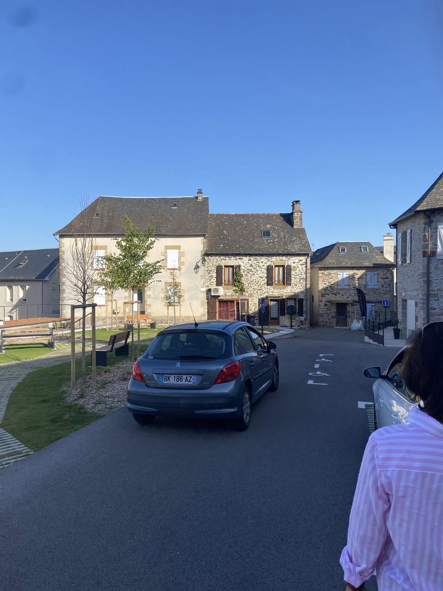 Patricia Buisson, maire de Sainte-Féréole, et les élus en charge du dossier étaient présents pour l’ouverture au public, ainsi qu’à la circulation et au stationnement de la place réaménagée.